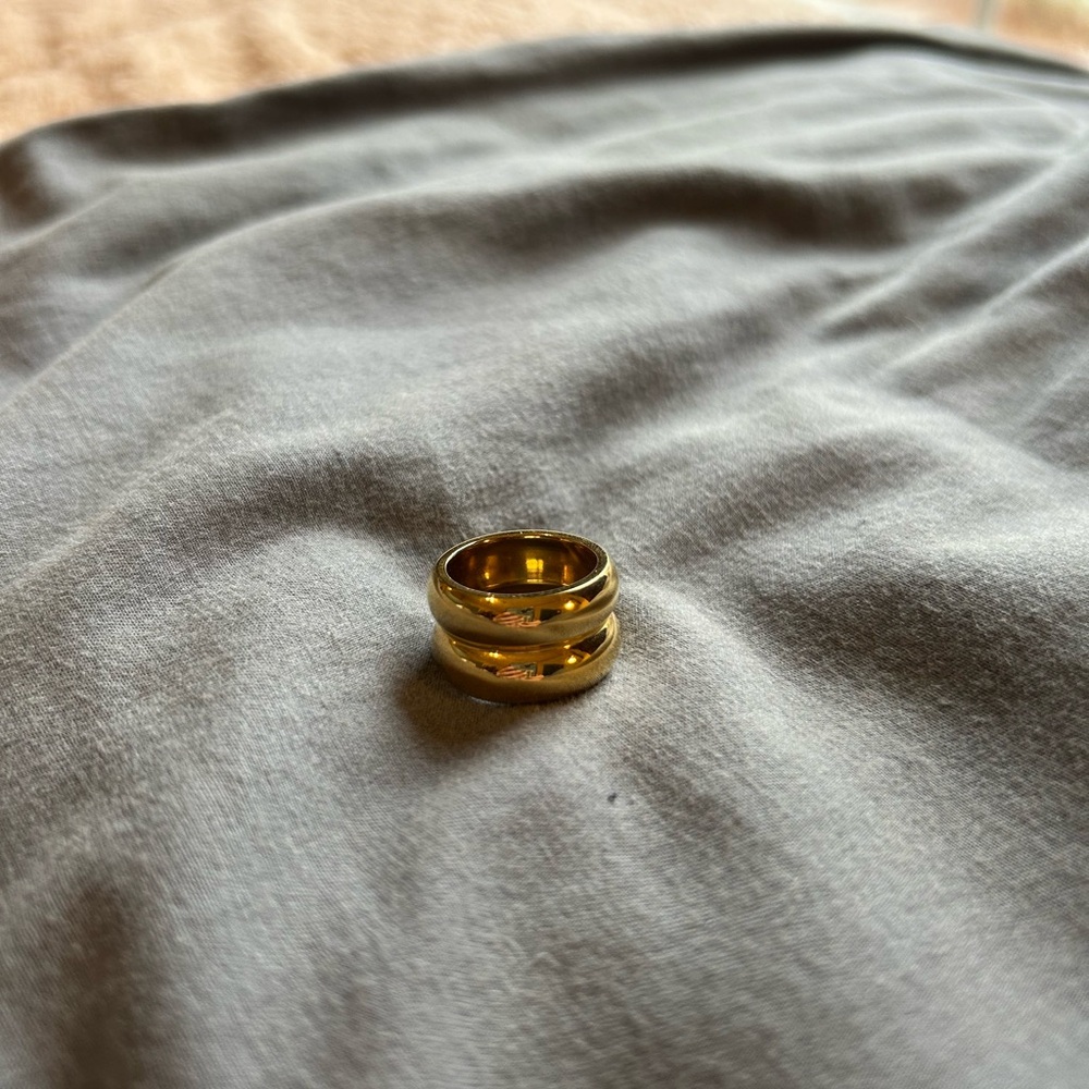 Elegant Gold Band Ring